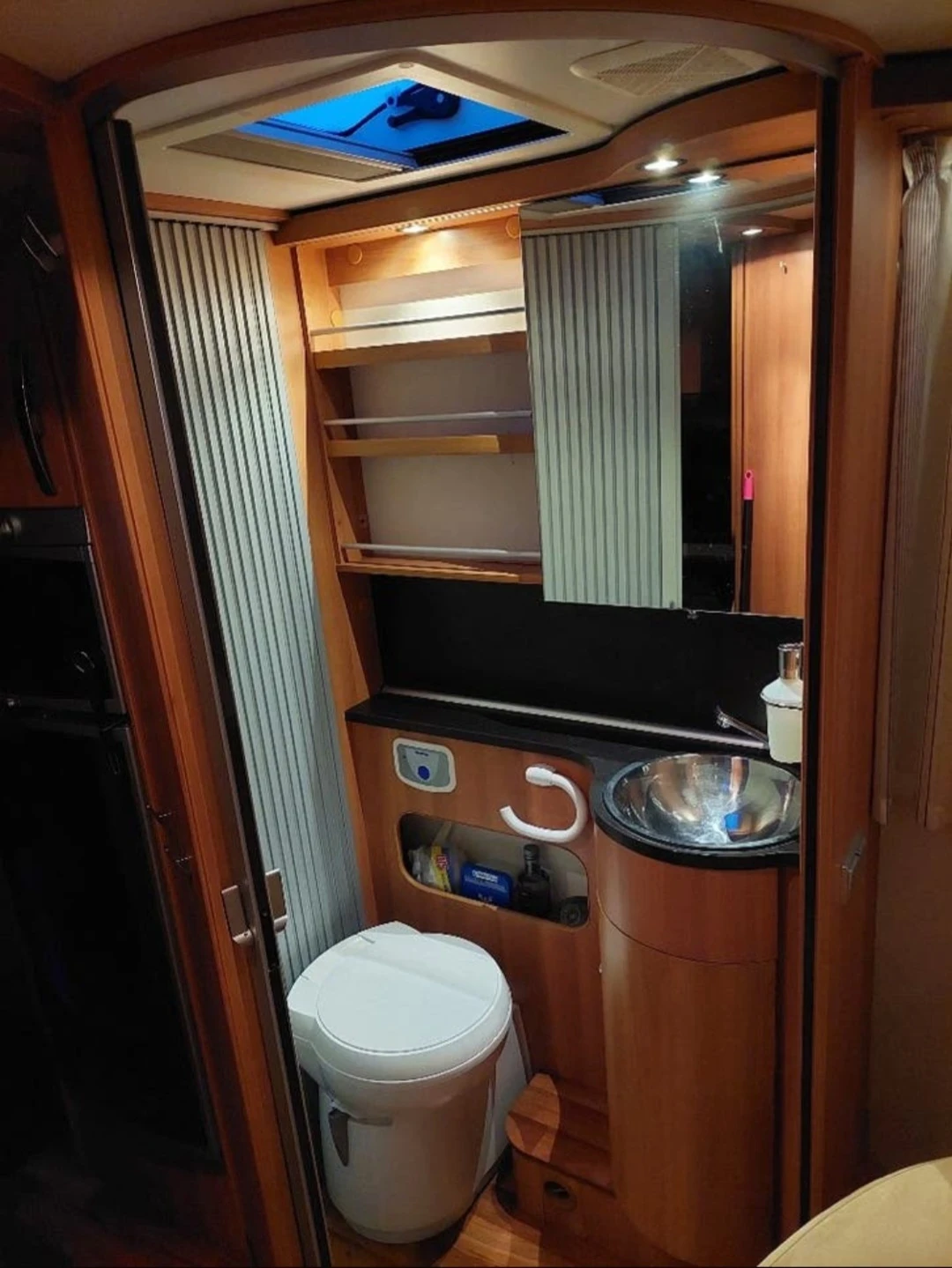 Кемпер HYMER / ERIBA Hymer Tramp 698 CL Exclusive Line , снимка 11 - Каравани и кемпери - 55146396