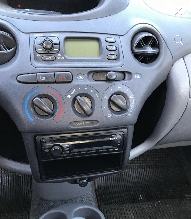 Toyota Yaris 1.0 vvt i, снимка 8 - Автомобили и джипове - 39884021