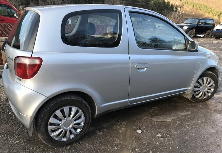 Toyota Yaris 1.0 vvt i, снимка 5 - Автомобили и джипове - 39884021