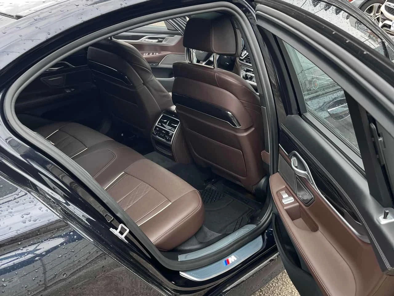 BMW 750 * xDrive * CARFAX * DIGITAL KEY * МАСАЖИ * ОБДУХ, снимка 16 - Автомобили и джипове - 54647768