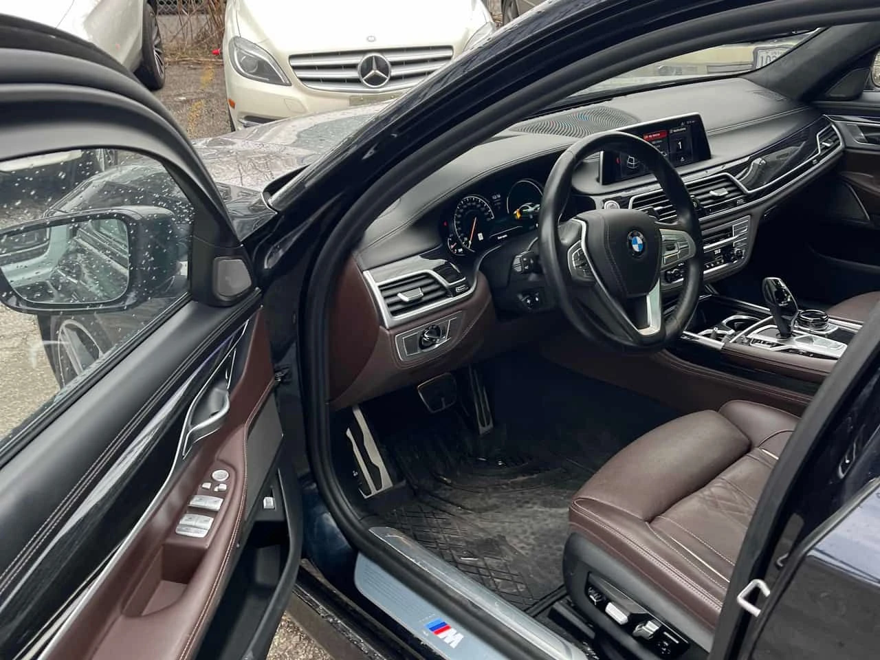 BMW 750 * xDrive * CARFAX * DIGITAL KEY * МАСАЖИ * ОБДУХ, снимка 13 - Автомобили и джипове - 54647768