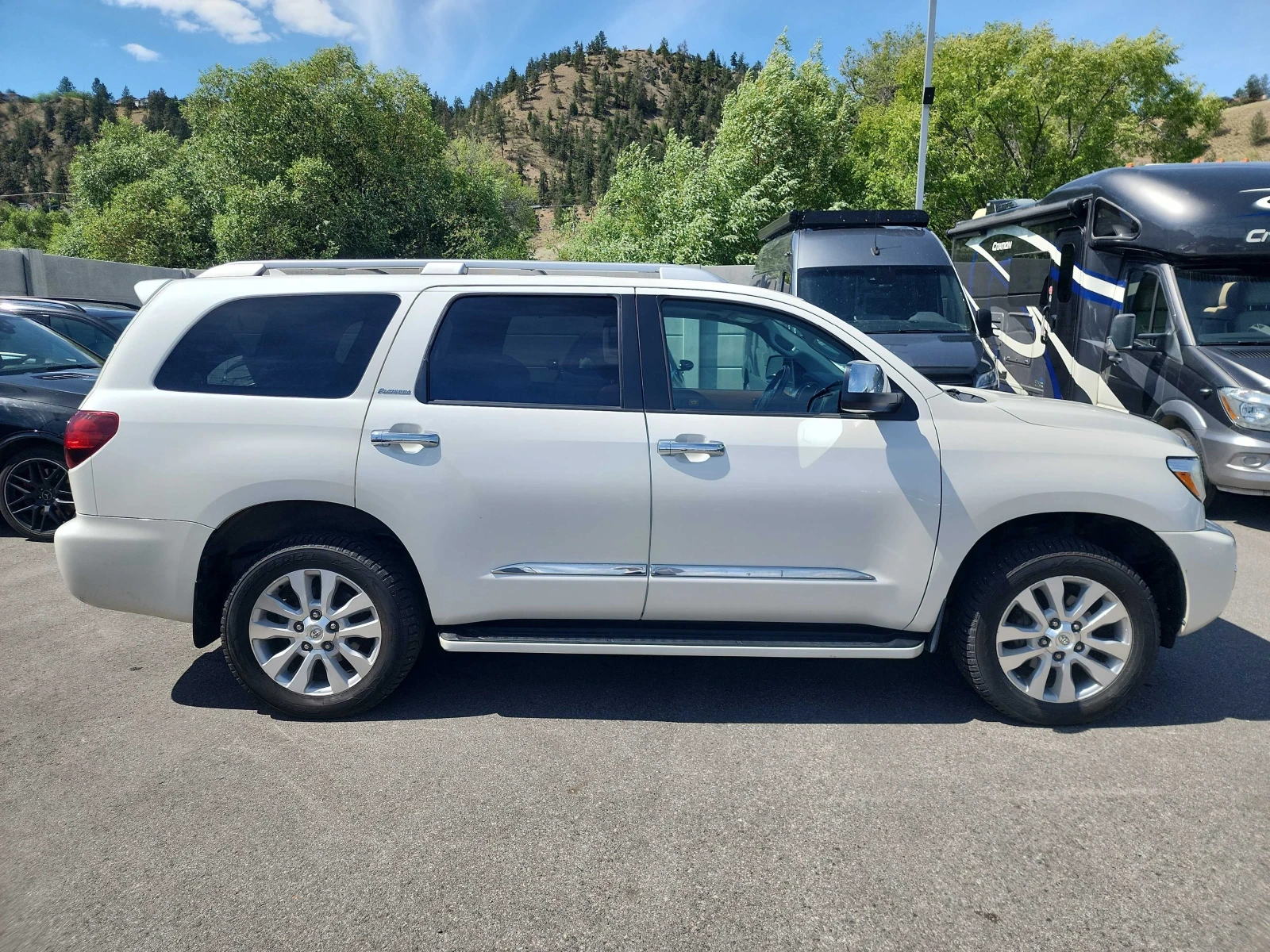 Toyota Sequoia PLATINUM 4WD * * CARFAX * * АВТО КРЕДИТ * * , снимка 3 - Автомобили и джипове - 54793493