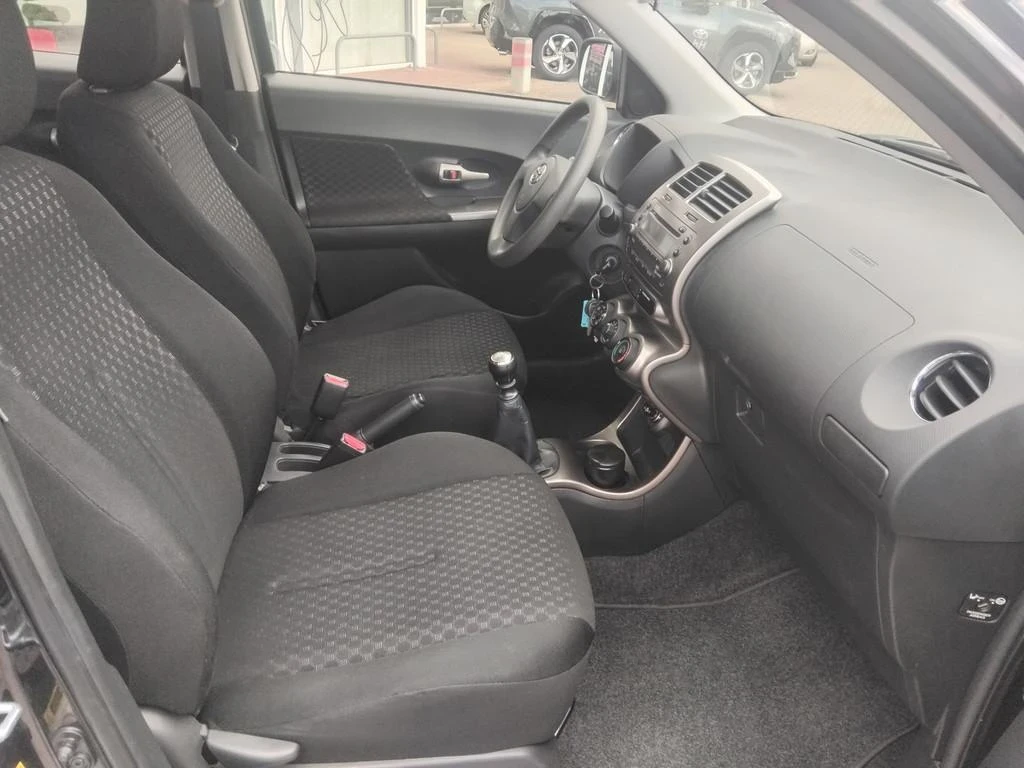 Toyota Urban Cruiser 1.3 , снимка 7 - Автомобили и джипове - 55053445