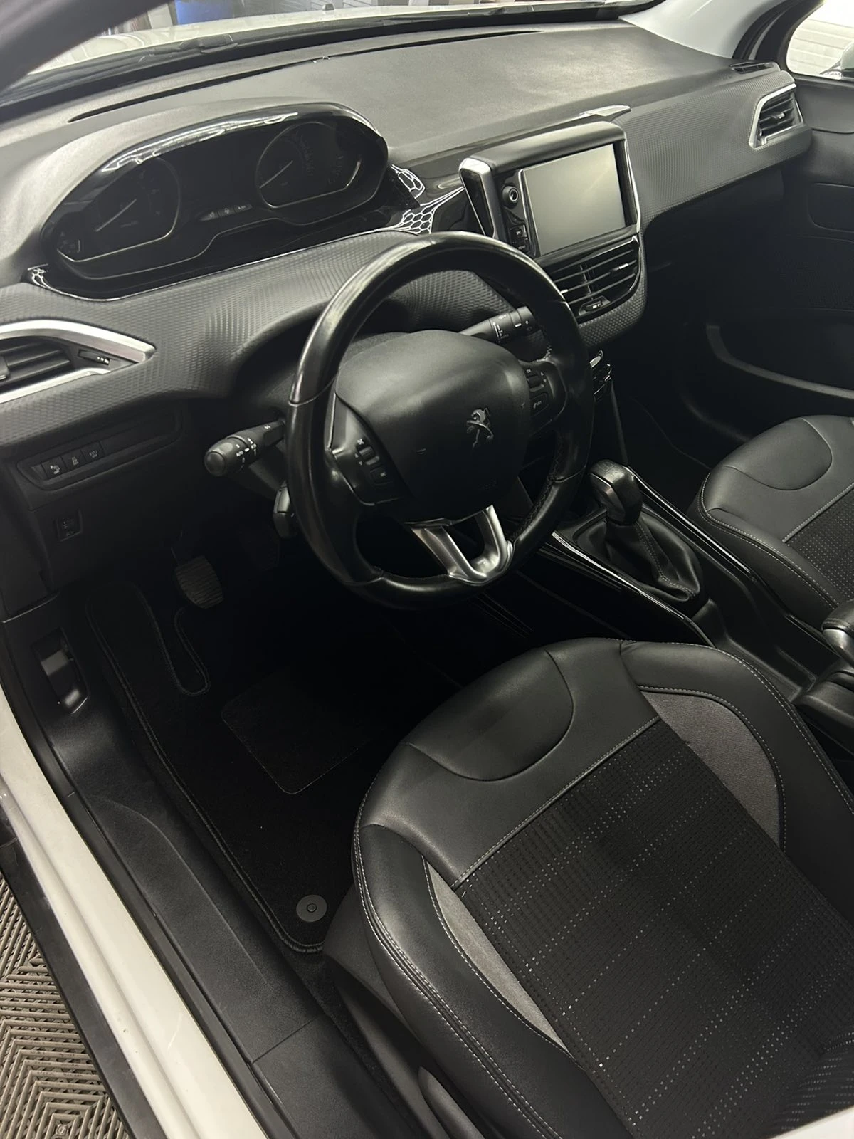 Peugeot 2008 Peugeot 2008 1.2i PURETECH ALLURE - изображение 9