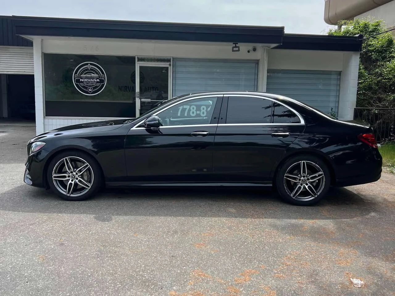 Mercedes-Benz E 300 * CARFAX * BURMESTER * ДИСТРОНИК * ПОДГРЕВИ * ПАНО, снимка 2 - Автомобили и джипове - 54756260