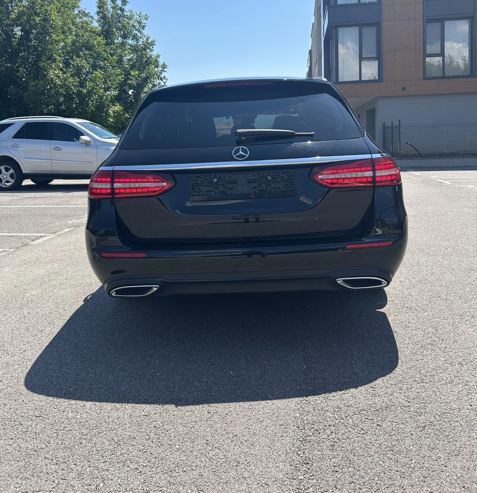 Mercedes-Benz E 300 E 300e Plug-in Hybrid, снимка 5 - Автомобили и джипове - 55366177