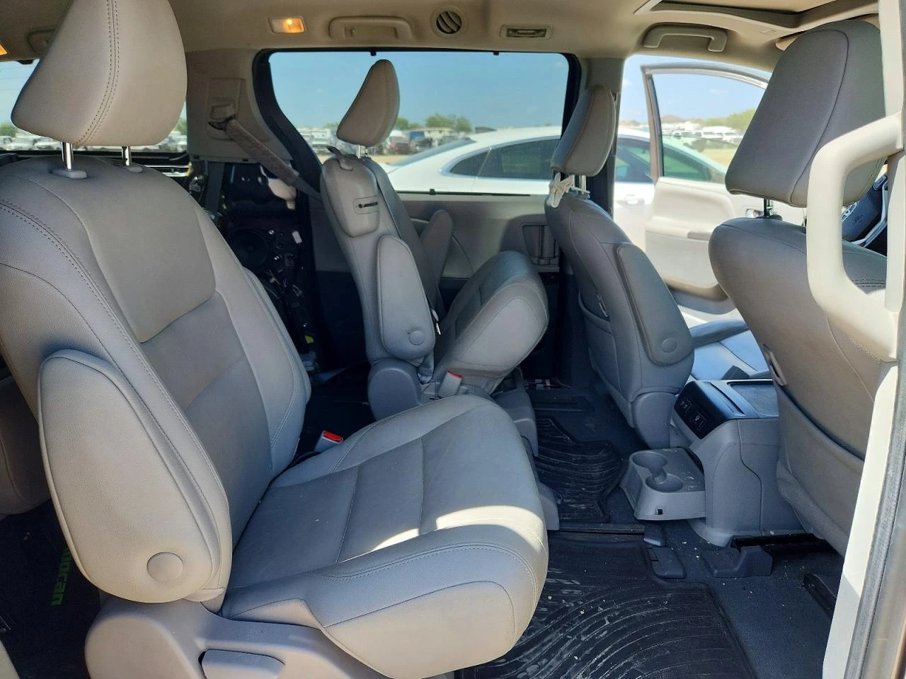 Toyota Sienna 3.5l Xle 8-Passenger, снимка 11 - Автомобили и джипове - 56041927