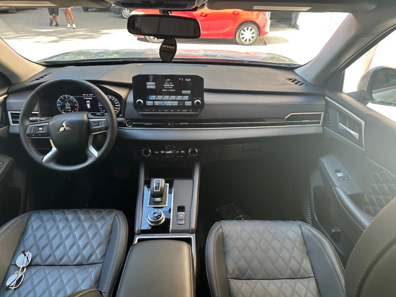 Mitsubishi Outlander, снимка 8 - Автомобили и джипове - 52517668