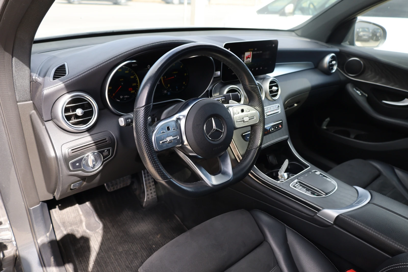 Mercedes-Benz GLC 300 Night edition 4matic, снимка 7 - Автомобили и джипове - 56016116