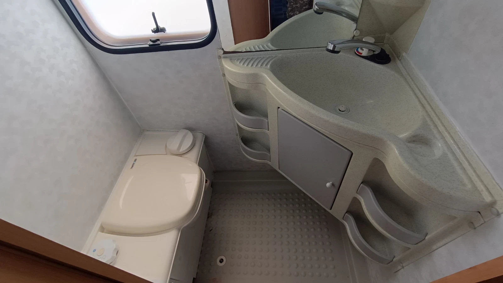 Каравана Adria 502, снимка 12 - Каравани и кемпери - 54736269