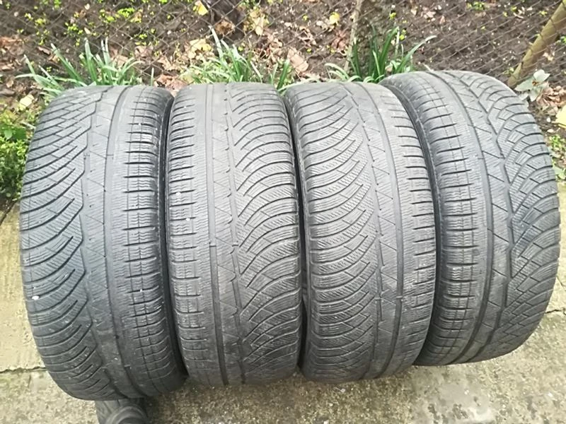 Гуми Зимни 225/55R18, снимка 1 - Гуми и джанти - 23634412