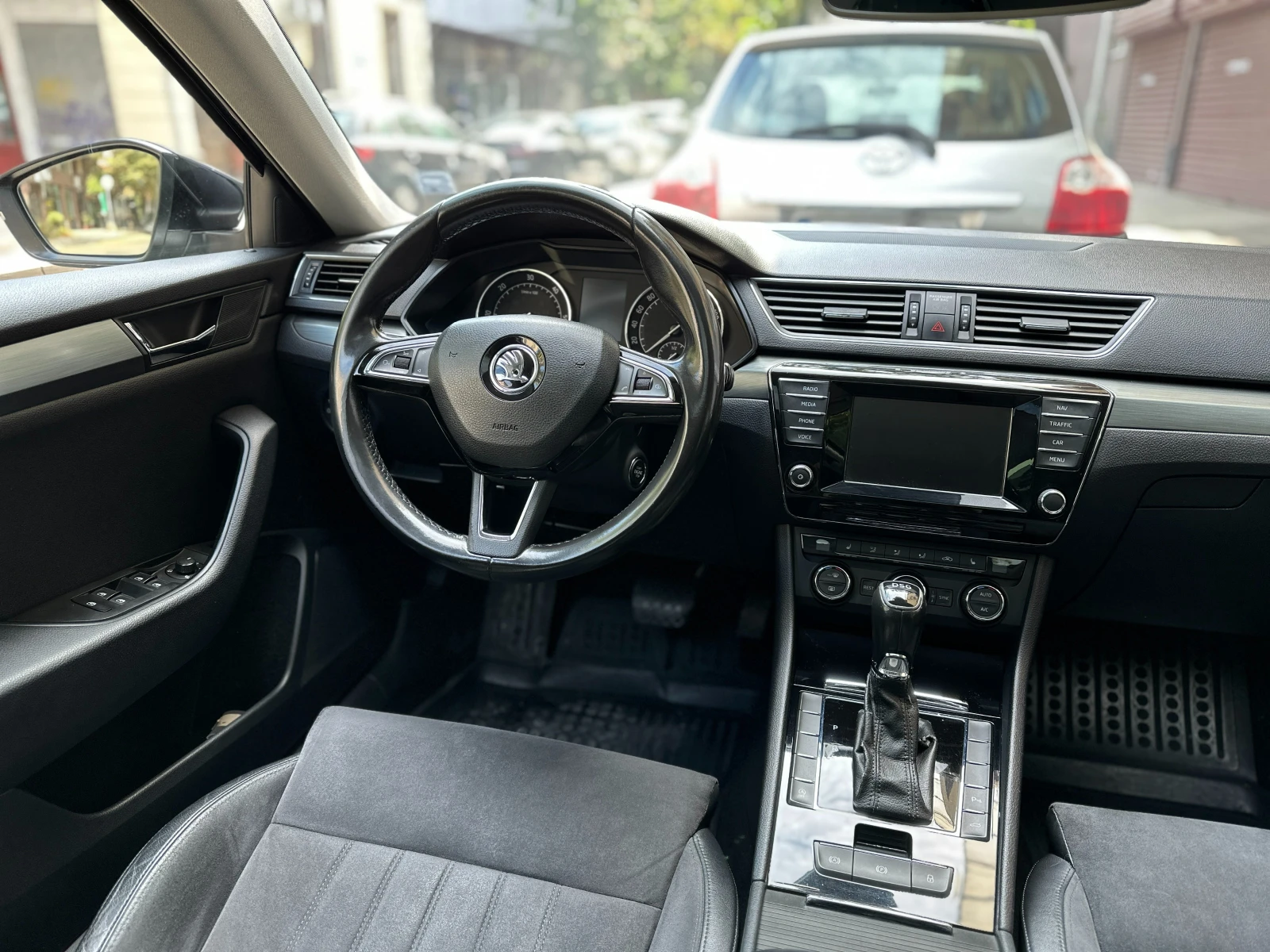Skoda Superb 2.0 DSG, снимка 9 - Автомобили и джипове - 55995588