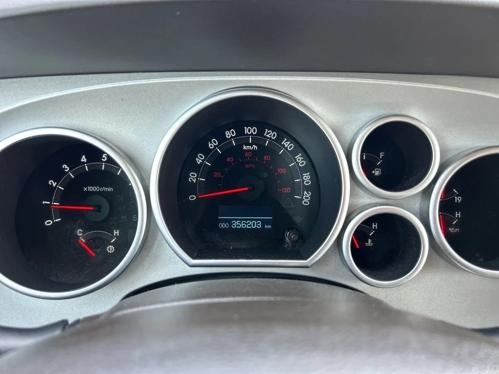 Toyota Sequoia LIMITED* ЗАЩИТЕНО КУПЕ* * ПОДГРЕВ* 5.7* KEYLESS* 4 - изображение 9