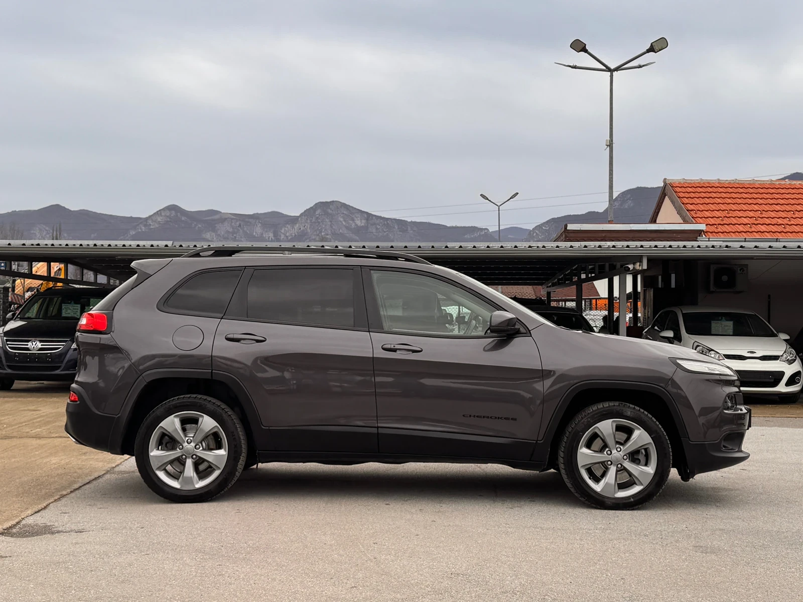 Jeep Cherokee 2.2CRDI 4х4 АВТОМАТ ПАНОРАМА  - изображение 4