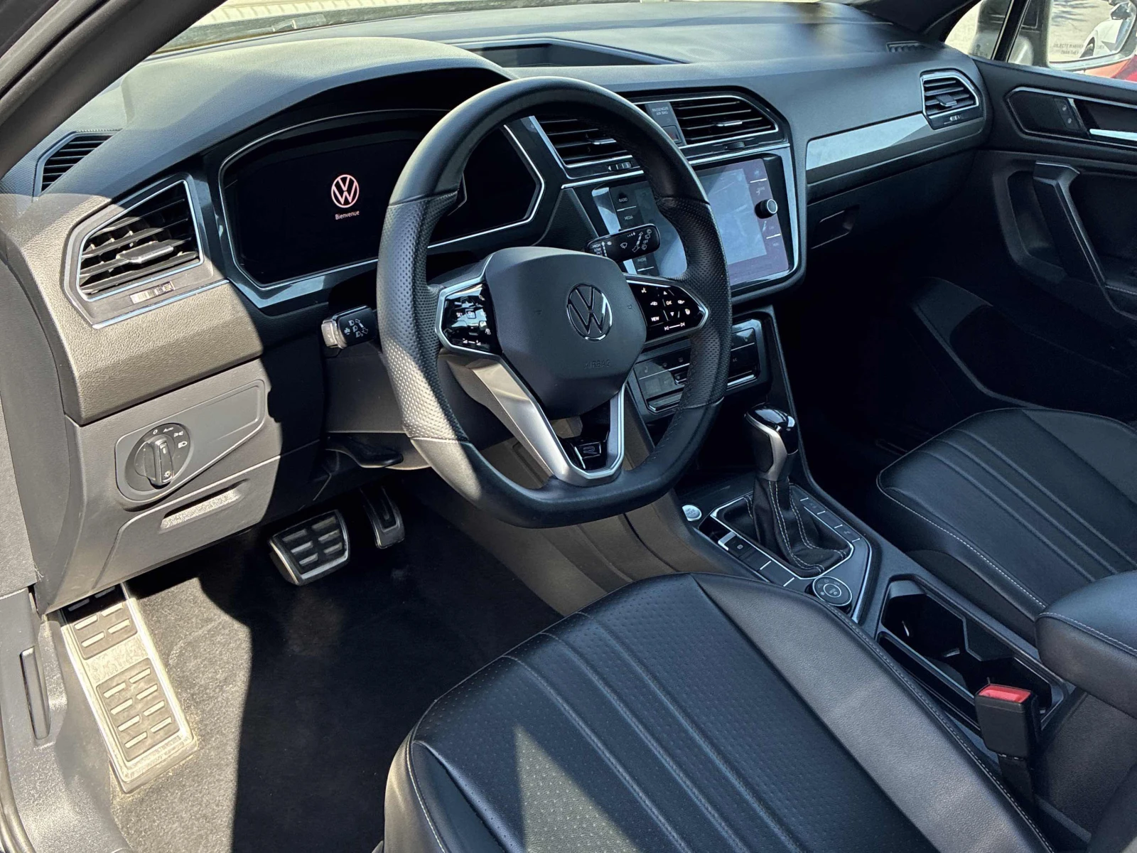 VW Tiguan Comfortline R-Line Black Edition / Carfax / Автокр, снимка 5 - Автомобили и джипове - 55963236
