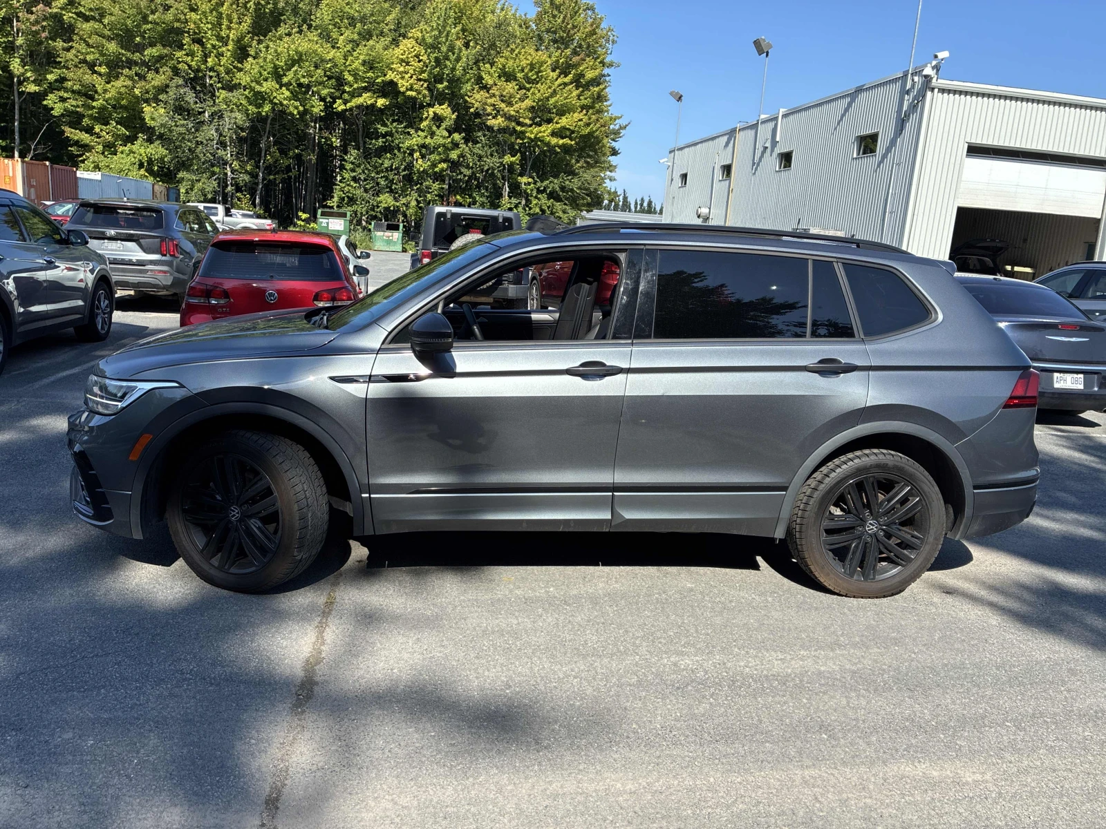 VW Tiguan Comfortline R-Line Black Edition / Carfax / Автокр, снимка 2 - Автомобили и джипове - 55963236