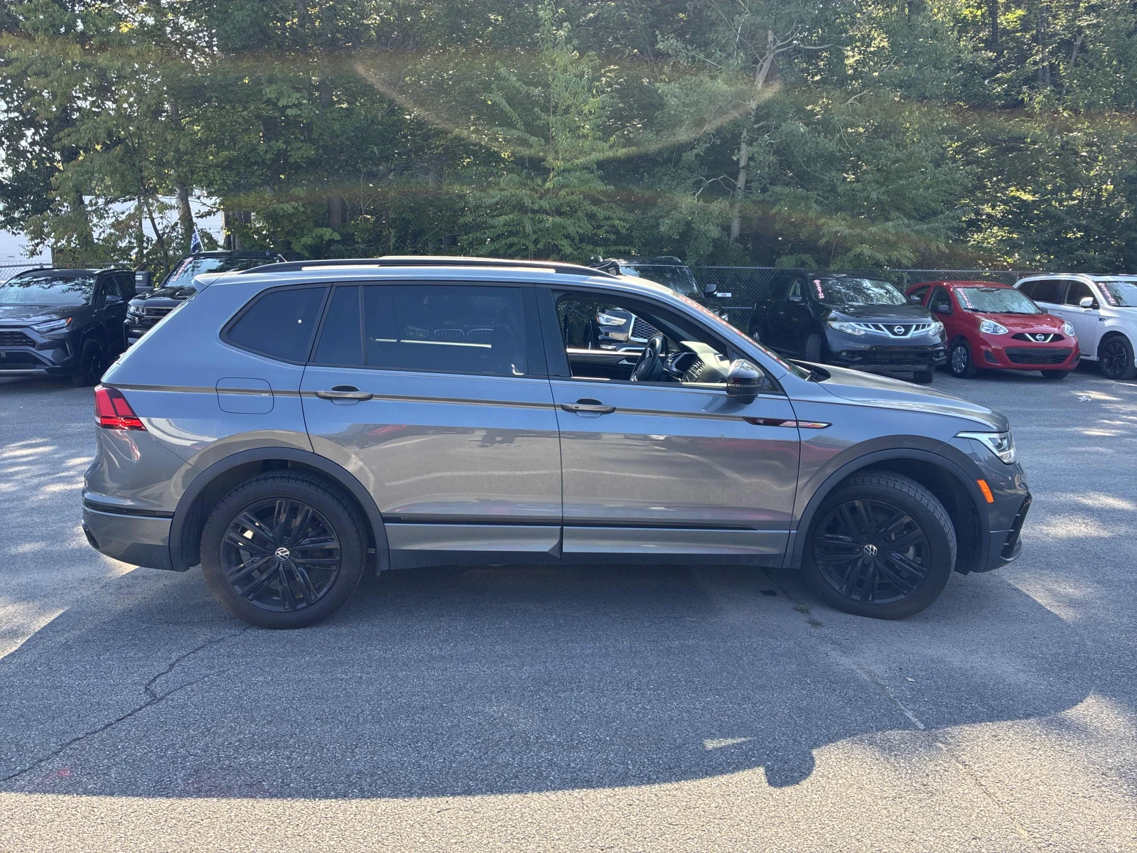 VW Tiguan Comfortline R-Line Black Edition / Carfax / Автокр, снимка 3 - Автомобили и джипове - 55963236