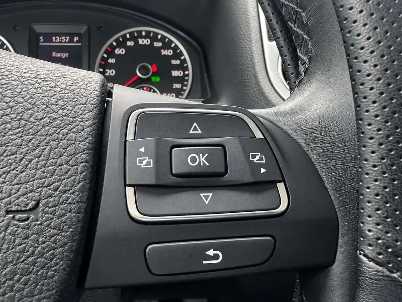 VW Tiguan, снимка 15 - Автомобили и джипове - 56710598