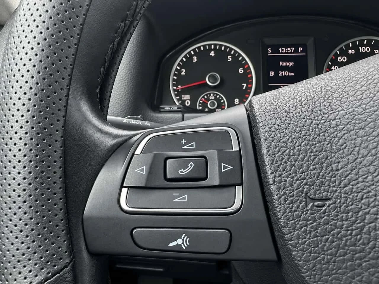 VW Tiguan, снимка 14 - Автомобили и джипове - 56710598