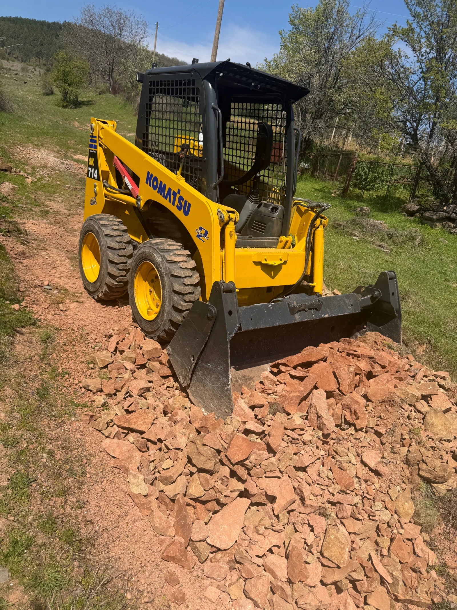 Мини челни товарачи Komatsu SK 714 НОВ ВНОС ПЕРФЕКТЕН ОТВАРЯЕМА КОФА