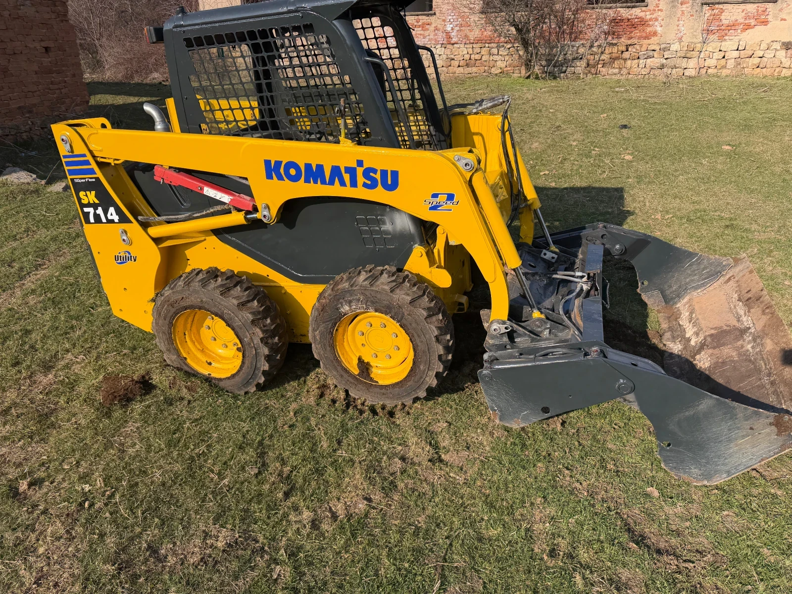 Мини челни товарачи Komatsu SK 714 НОВ ВНОС ПЕРФЕКТЕН ОТВАРЯЕМА КОФА