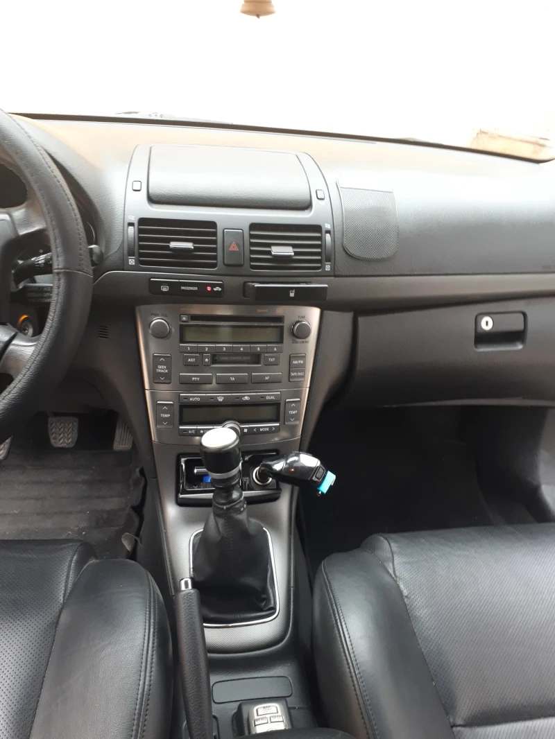 Toyota Avensis 2.2, снимка 5 - Автомобили и джипове - 52397310