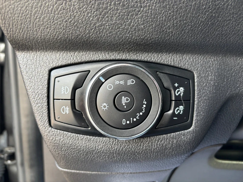 Ford Tourneo Connect 1.5 TDCI, снимка 15 - Автомобили и джипове - 53431018