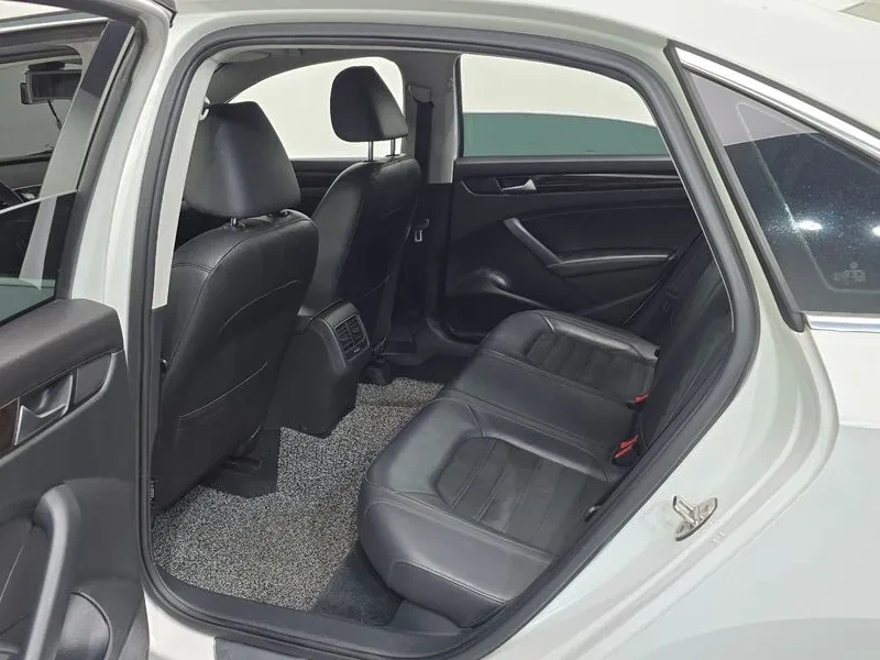 VW Passat 2.0 TDI, снимка 12 - Автомобили и джипове - 54298607