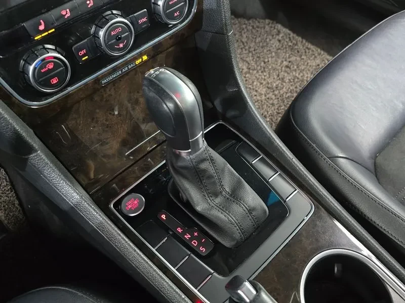 VW Passat 2.0 TDI, снимка 9 - Автомобили и джипове - 54298607