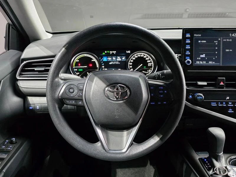 Toyota Camry 2.5 LE Hybrid| 208к.с.| ВКЛ.ТЕХНОТЕСТ, снимка 13 - Автомобили и джипове - 55130471