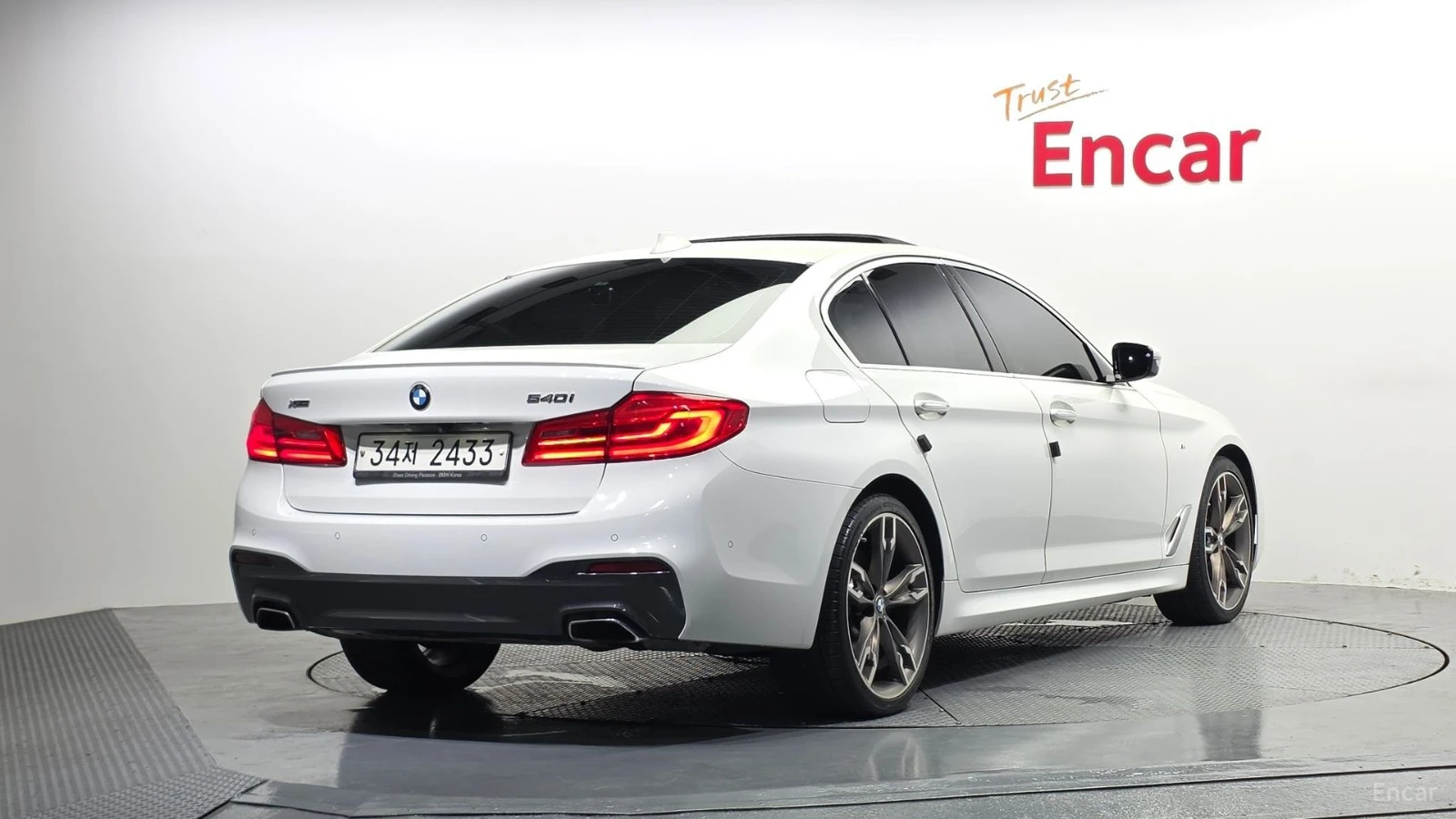 BMW 540 xDrive* M PACK* 360* HUD* DISTRO* H/K* ОБДУХВАНЕ, снимка 2 - Автомобили и джипове - 55460109