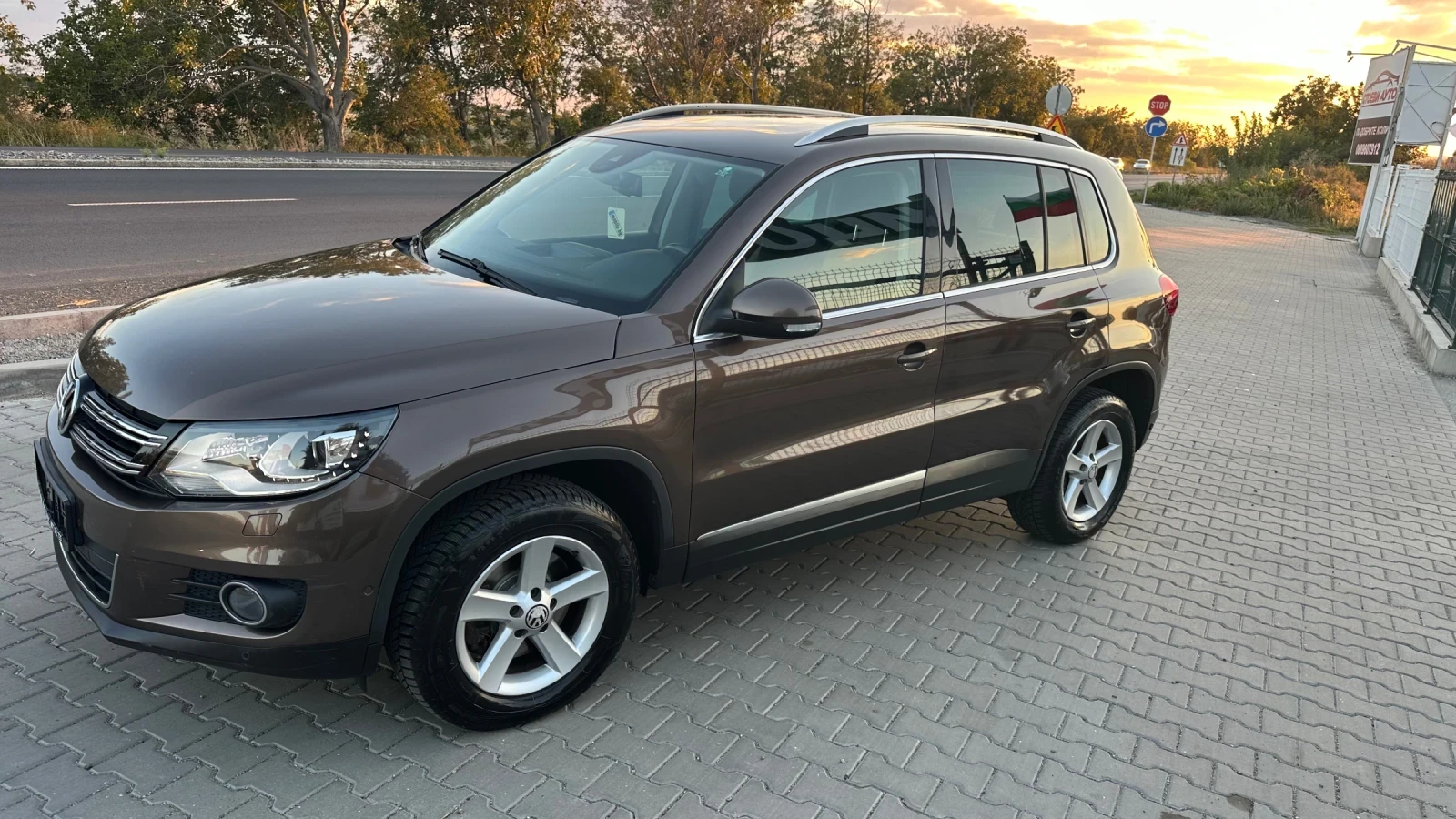 VW Tiguan 2.0tdi Автомат Лед Панорама Камера 4х4, снимка 2 - Автомобили и джипове - 56299228