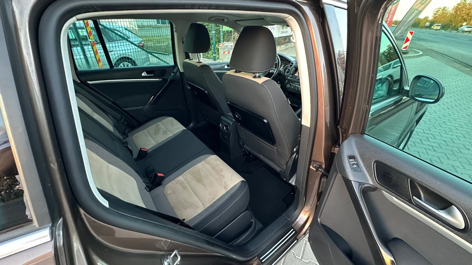 VW Tiguan 2.0tdi Автомат Лед Панорама Камера 4х4, снимка 12 - Автомобили и джипове - 56299228