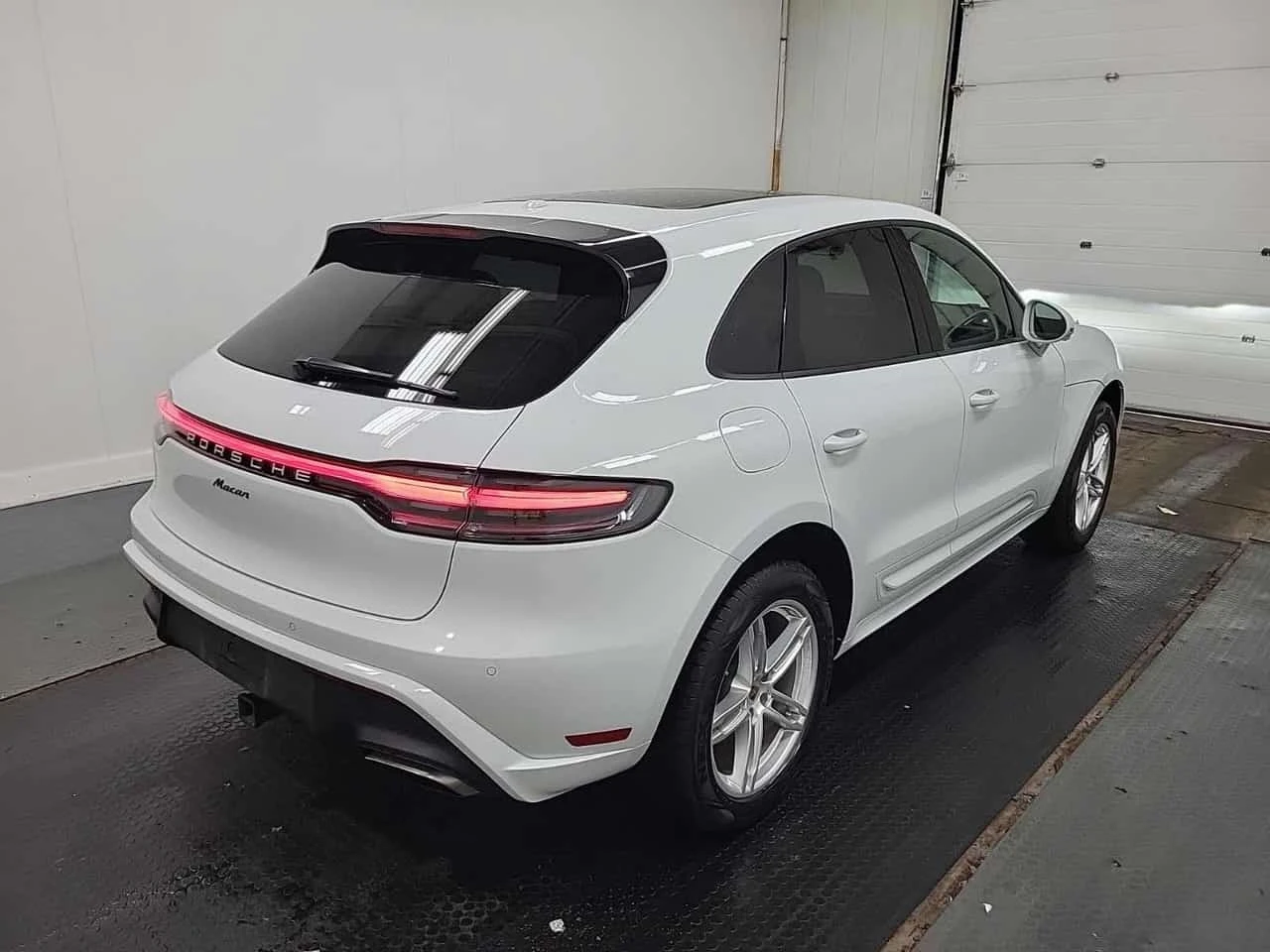 Porsche Macan * AWD * CARFAX * БЕЗ ПЪРВОНАЧАЛНА ВНОСКА, снимка 3 - Автомобили и джипове - 56320767