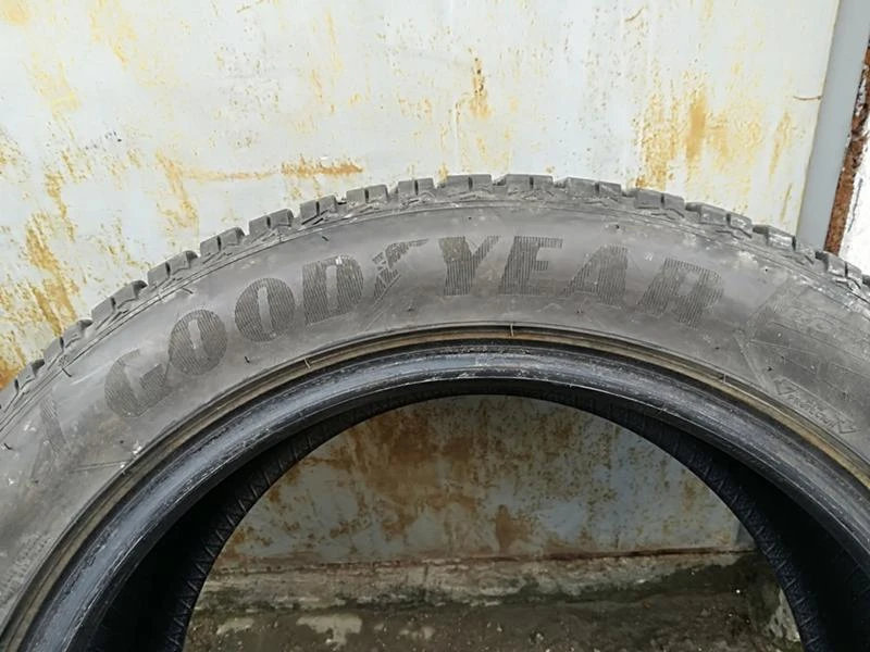 Гуми Зимни 215/55R17, снимка 4 - Гуми и джанти - 23094015