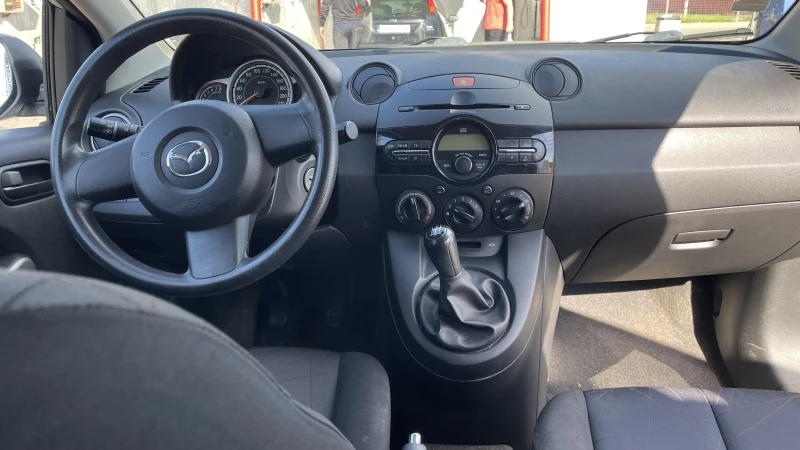 Mazda 2, снимка 10 - Автомобили и джипове - 47737734