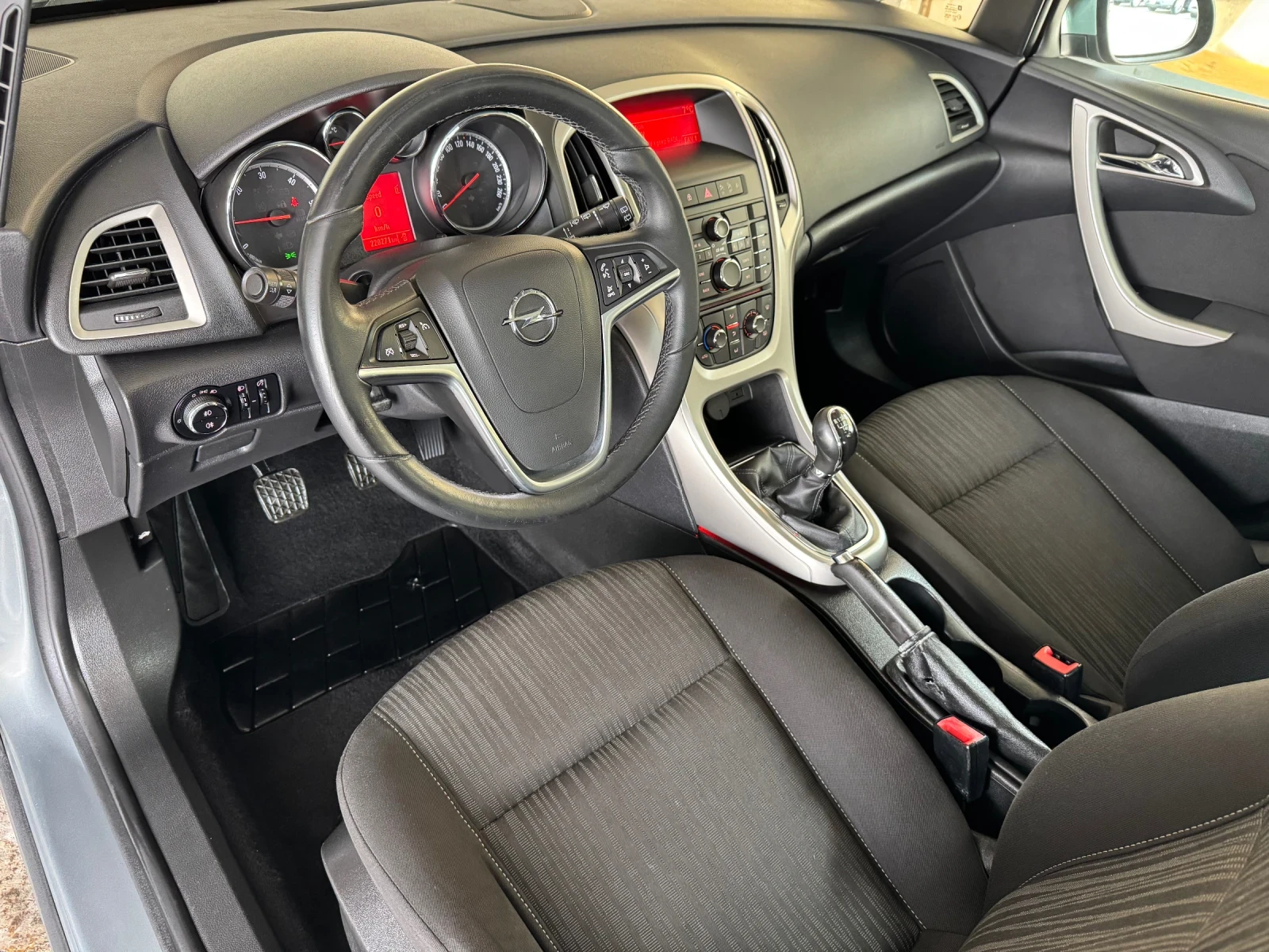 Opel Astra 1, 7 CDTi* EDITION* EURO 5, снимка 9 - Автомобили и джипове - 53873320