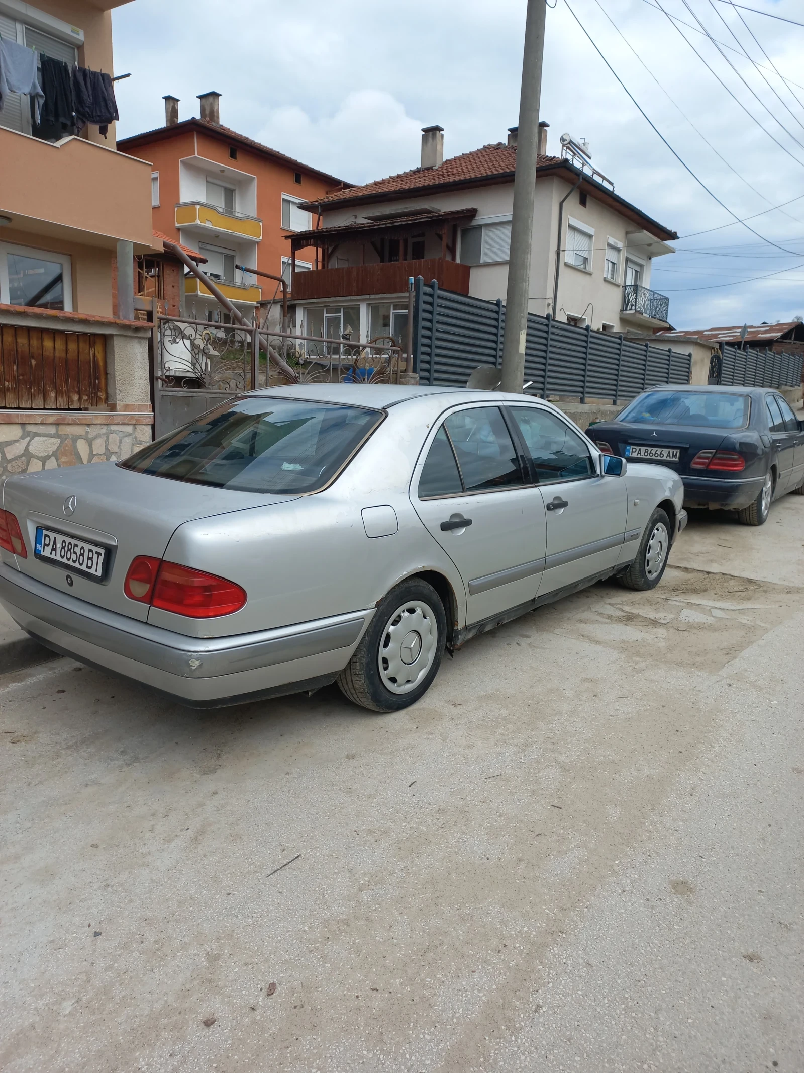 Mercedes-Benz E 220, снимка 4 - Автомобили и джипове - 54163197