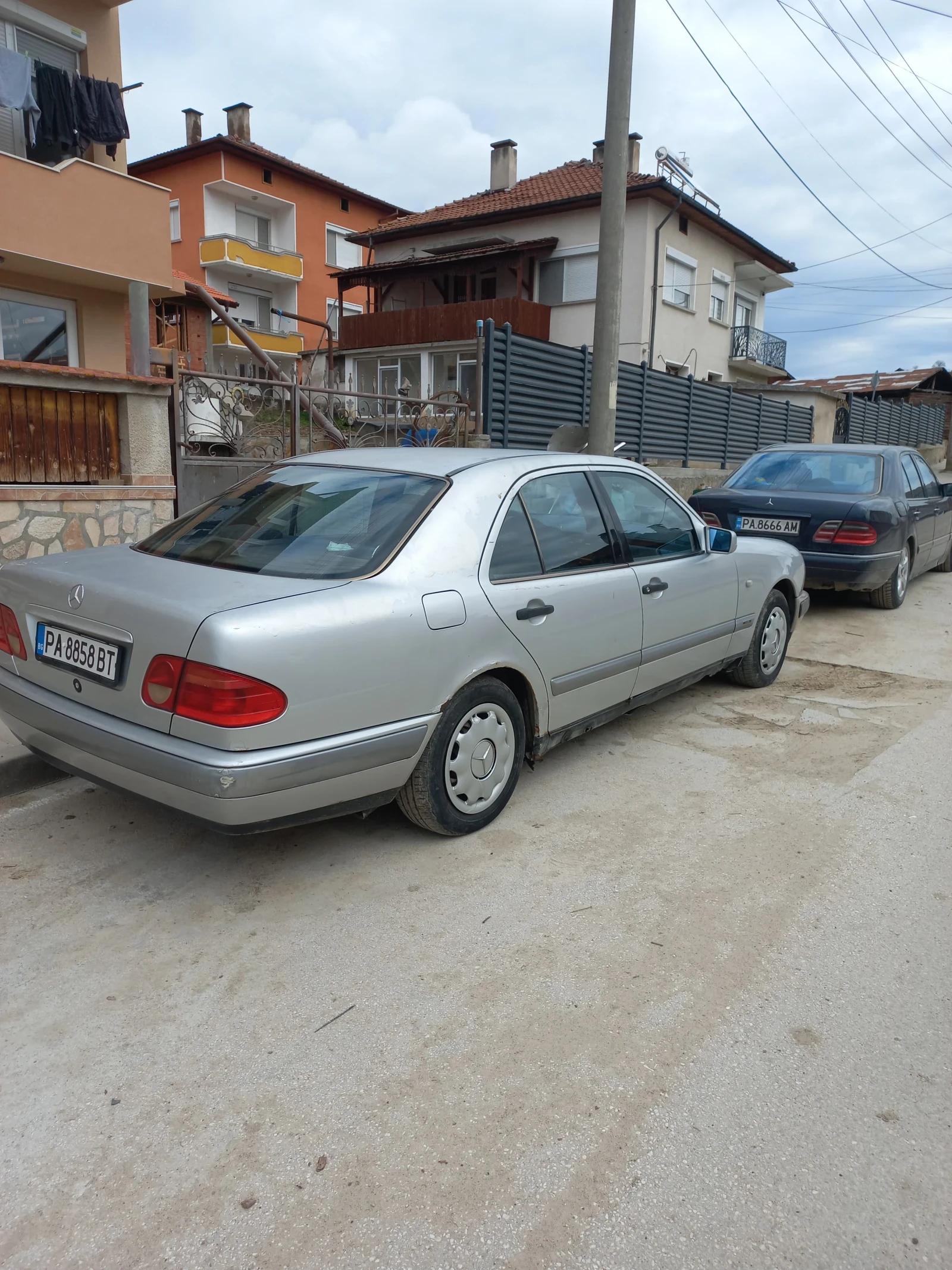 Mercedes-Benz E 220, снимка 2 - Автомобили и джипове - 54163197