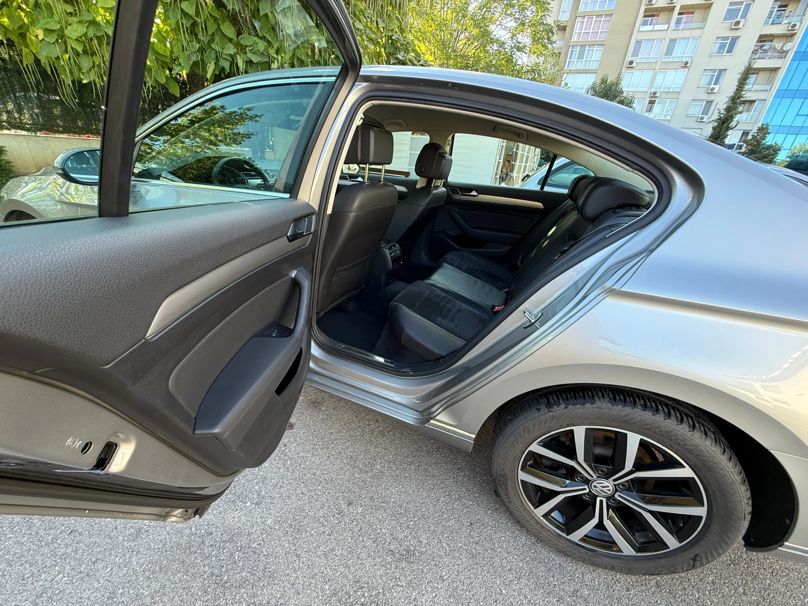VW Passat  HIGHLINE"DSG"Distronic"FrontAssist* , снимка 9 - Автомобили и джипове - 55439510