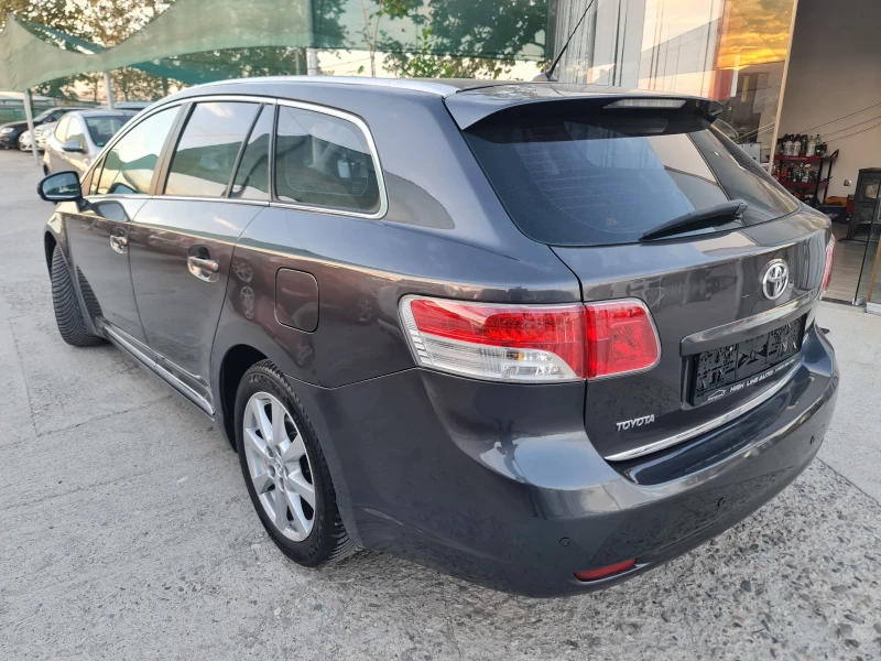 Toyota Avensis 1.8 VVTI Navi Темпомат, снимка 2 - Автомобили и джипове - 47542312