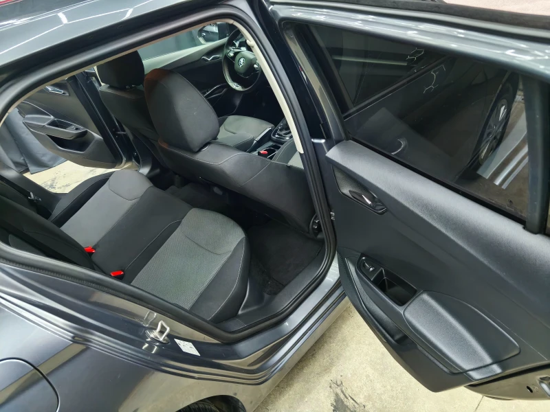 Skoda Fabia 1.0 TSI* LPG* DSG* Distronic* MATRIX* KEYLESS GO, снимка 10 - Автомобили и джипове - 52315294