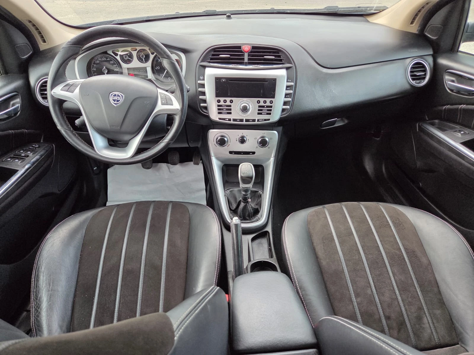 Lancia Delta 1.6 MultiJet, снимка 8 - Автомобили и джипове - 54544722