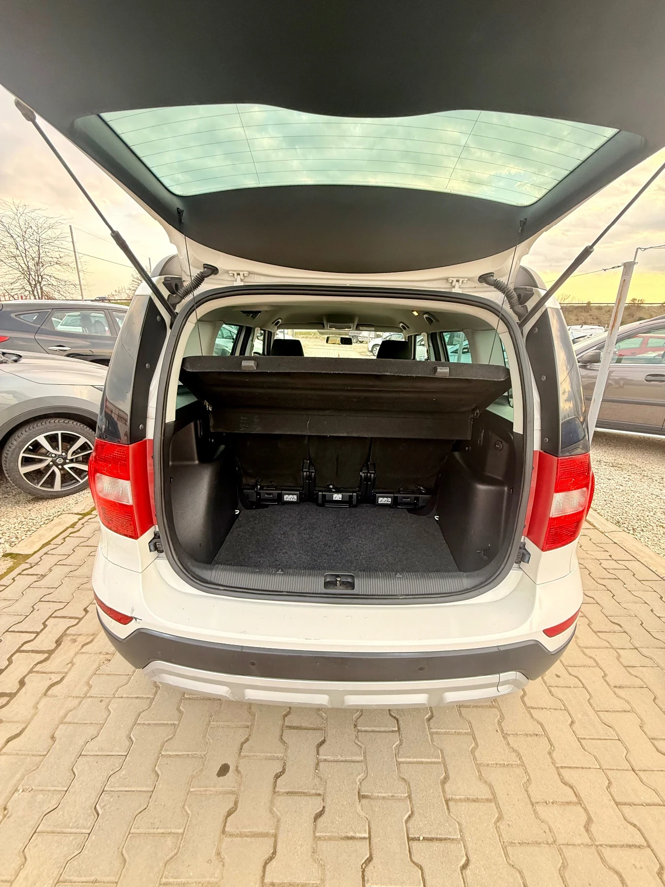 Skoda Yeti Топ състояние* 1.6* Обслужена* Всичко платено* Реа, снимка 10 - Автомобили и джипове - 53742907