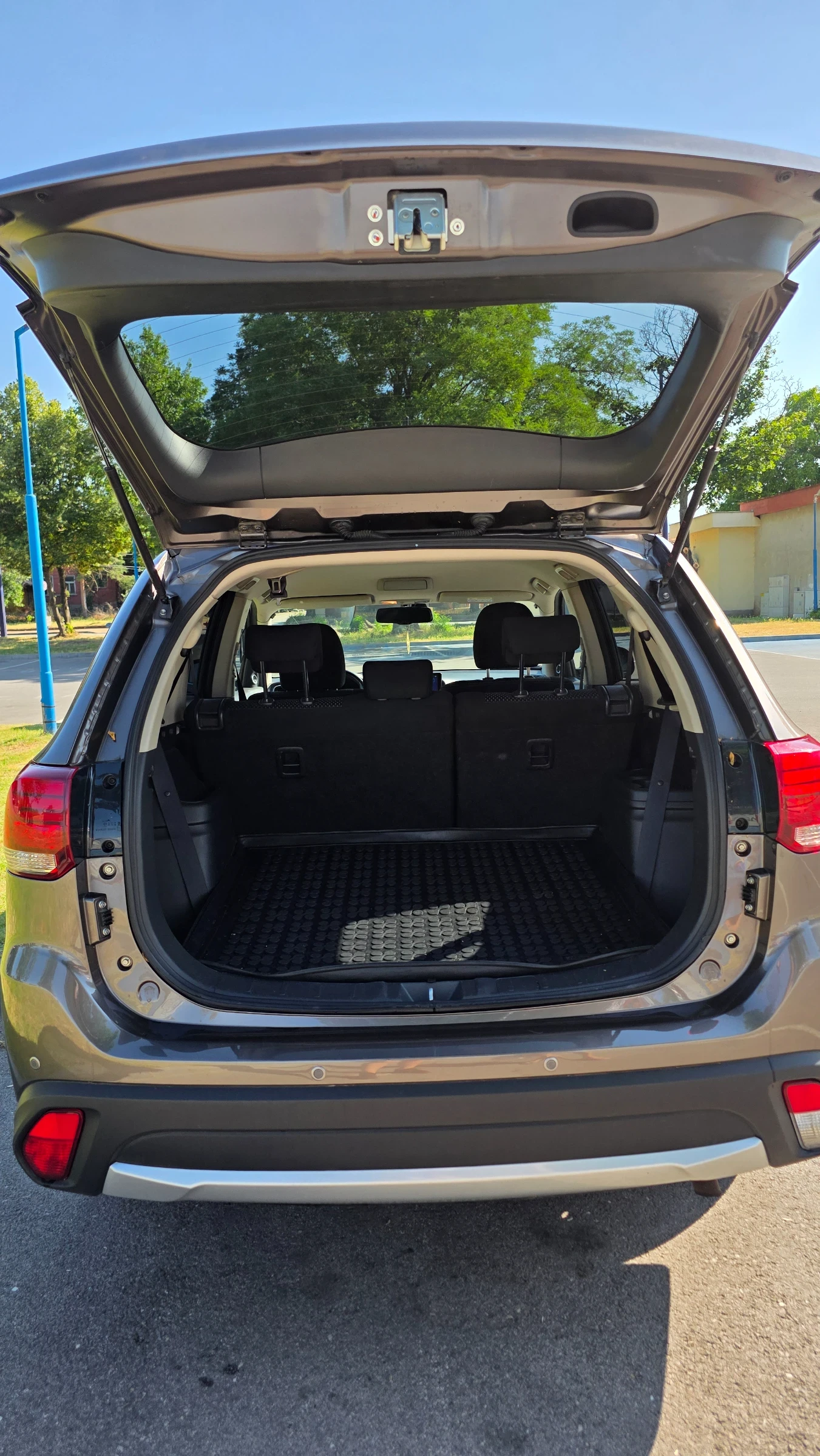 Mitsubishi Outlander 2.0, Европейска, от представит. Балкан Стар, 4х4 , снимка 7 - Автомобили и джипове - 55309595
