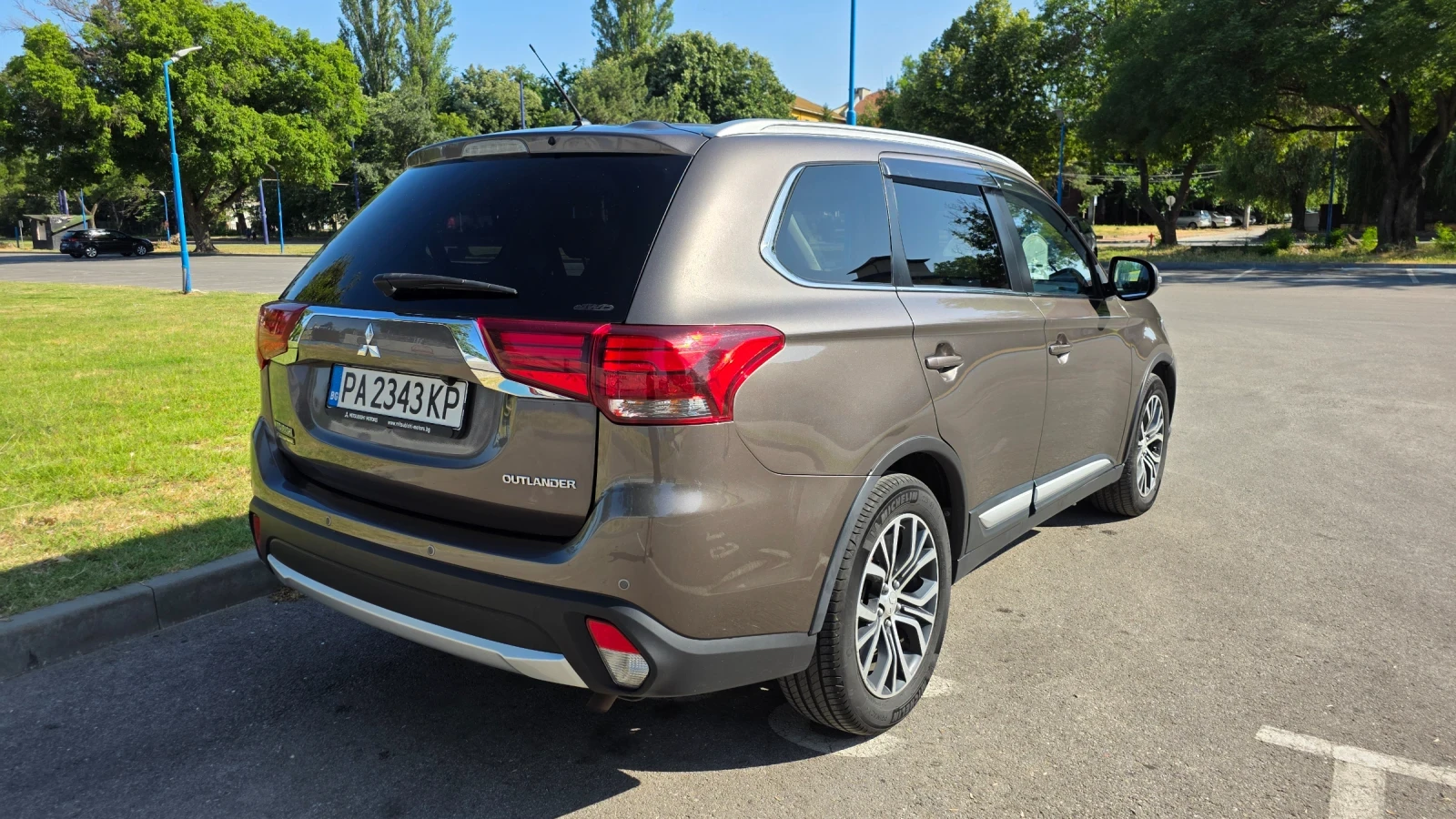 Mitsubishi Outlander 2.0, Европейска, от представит. Балкан Стар, 4х4 , снимка 4 - Автомобили и джипове - 55309595