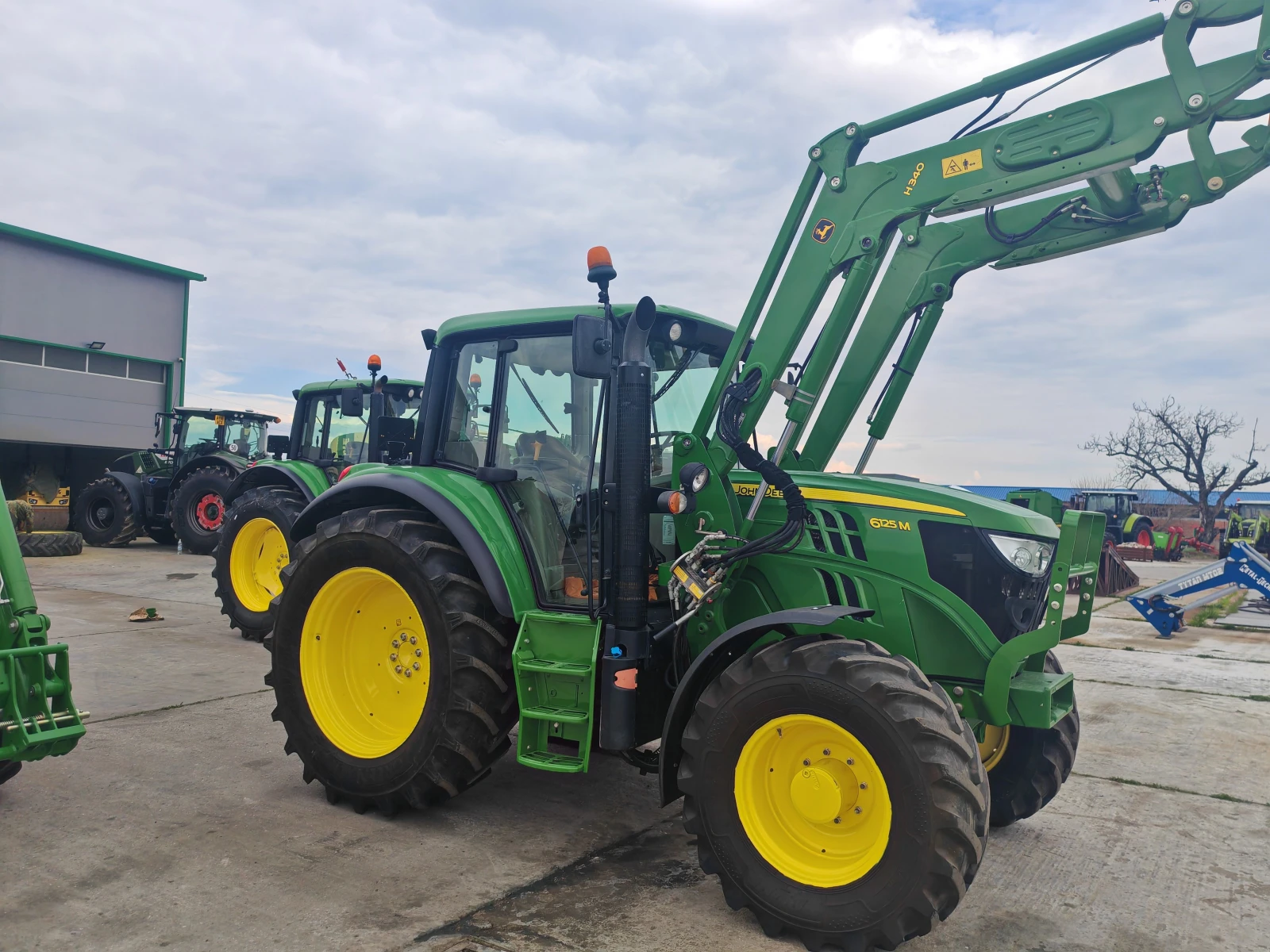 Трактор John Deere 6125M лизинг с първоначална вноска 20 %