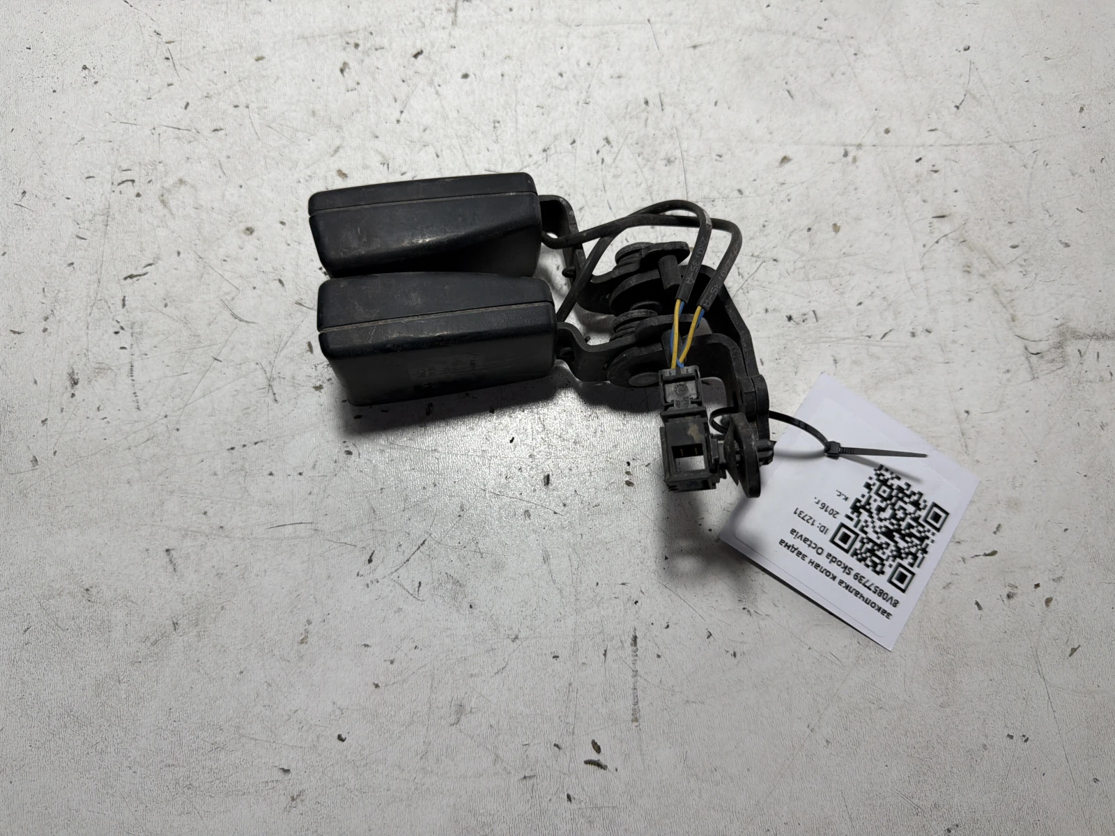 закопчалка колан задна 8V0857739 Skoda Octavia