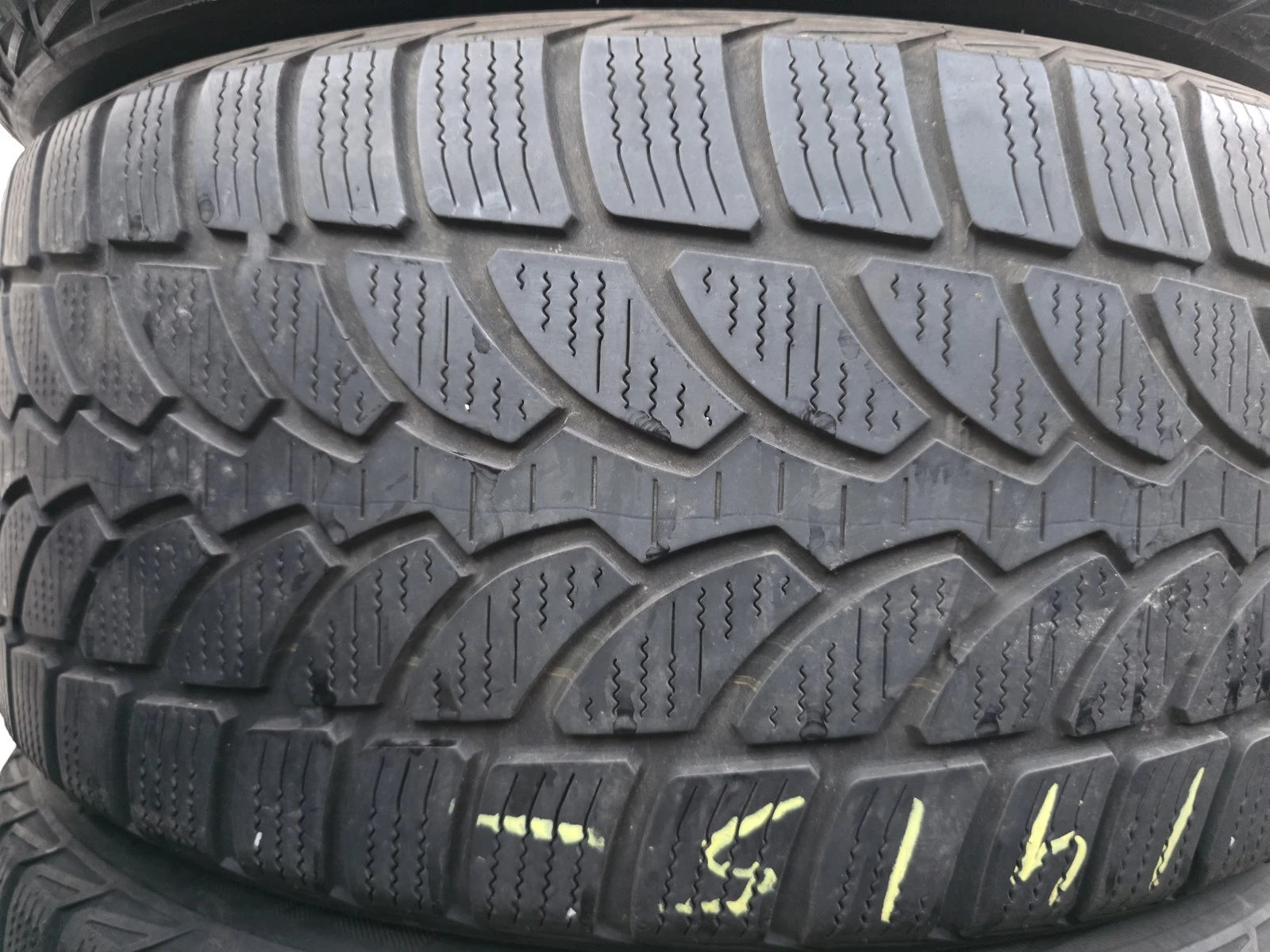 Гуми Зимни 225/50R17, снимка 7 - Гуми и джанти - 56663248