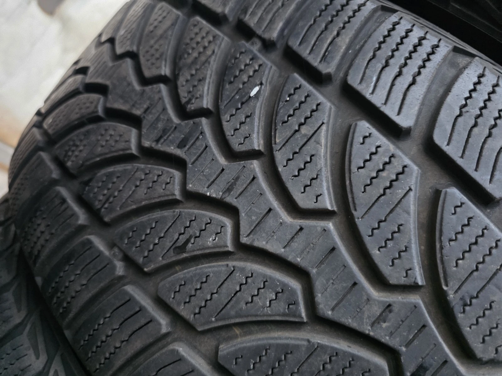 Гуми Зимни 225/50R17, снимка 3 - Гуми и джанти - 56663248